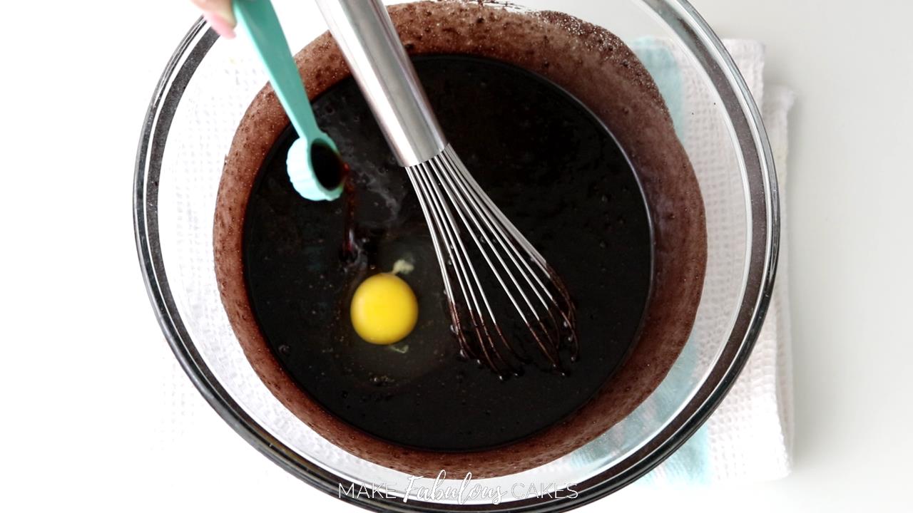 black cocoa cupcakes recipe: add egg and vanilla