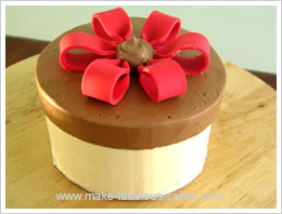 cake with fondant bow