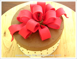 fondant bow on a cake
