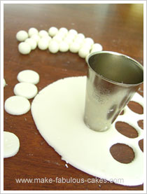 making-fondant-pearls