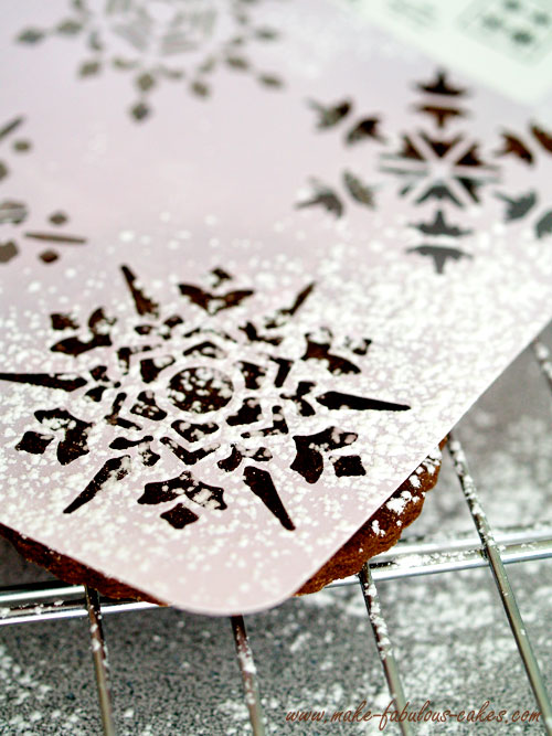 snoflake stencil on cookie