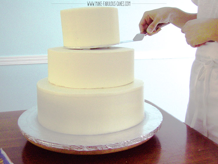 How To Dowel and Stack Cakes : Simple Tips For A Cake Decorating Beginner 