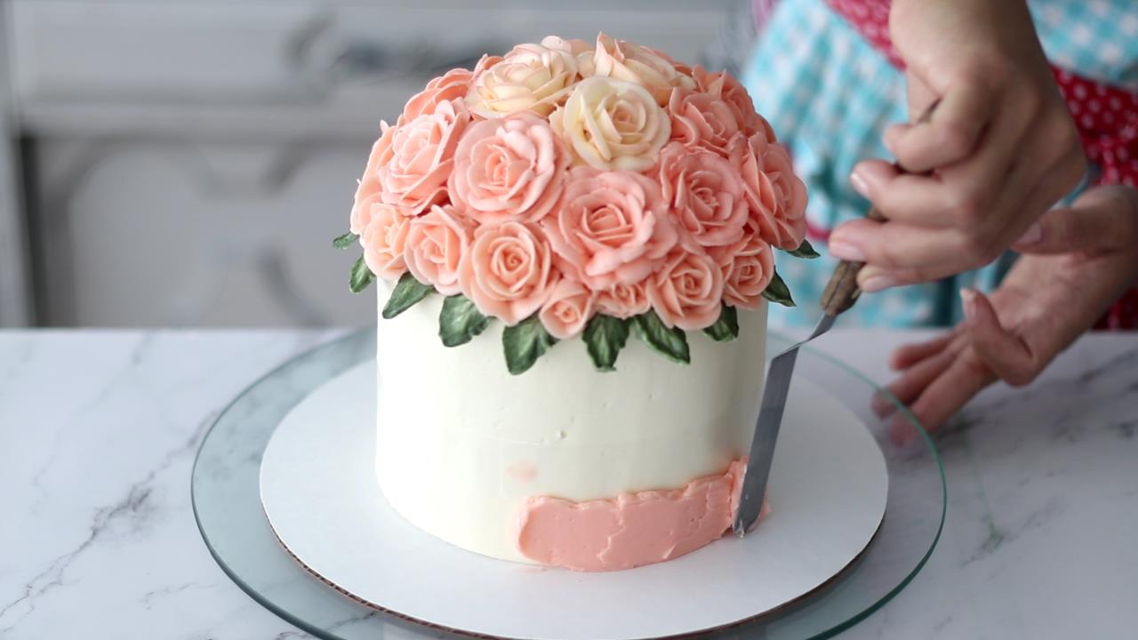 spreading buttercream for lid