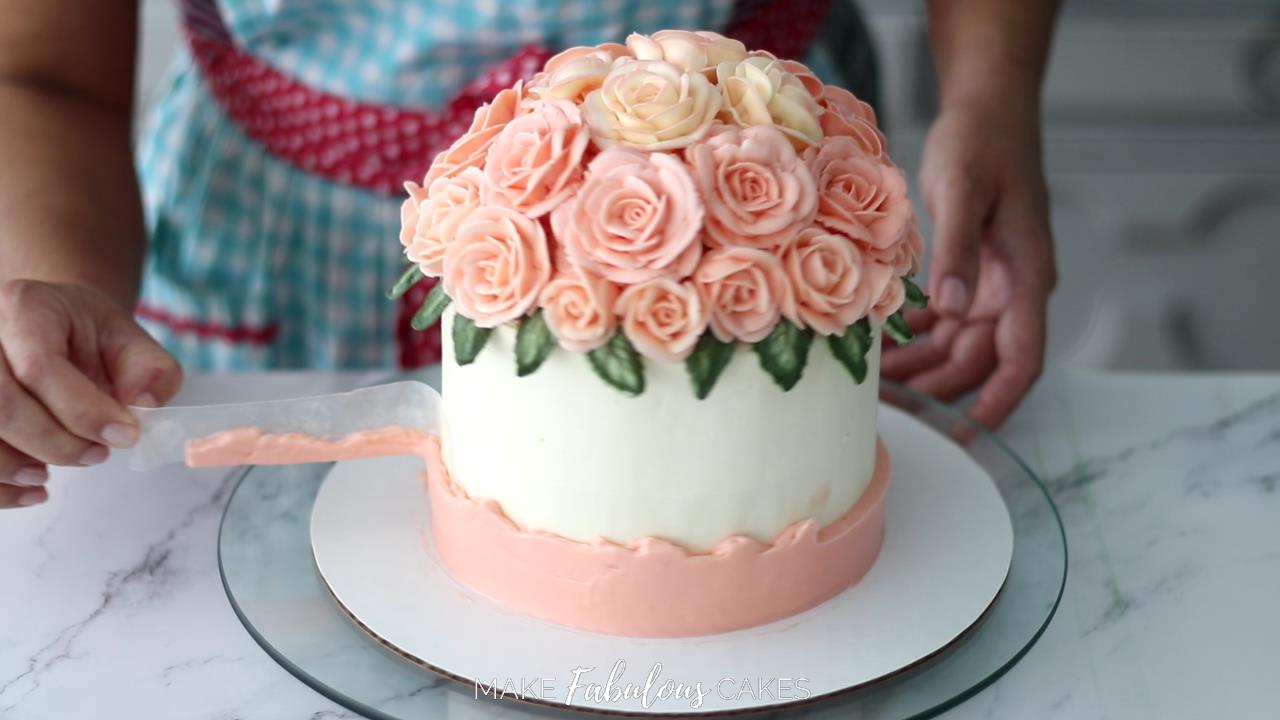 Making a buttercream lid for cake