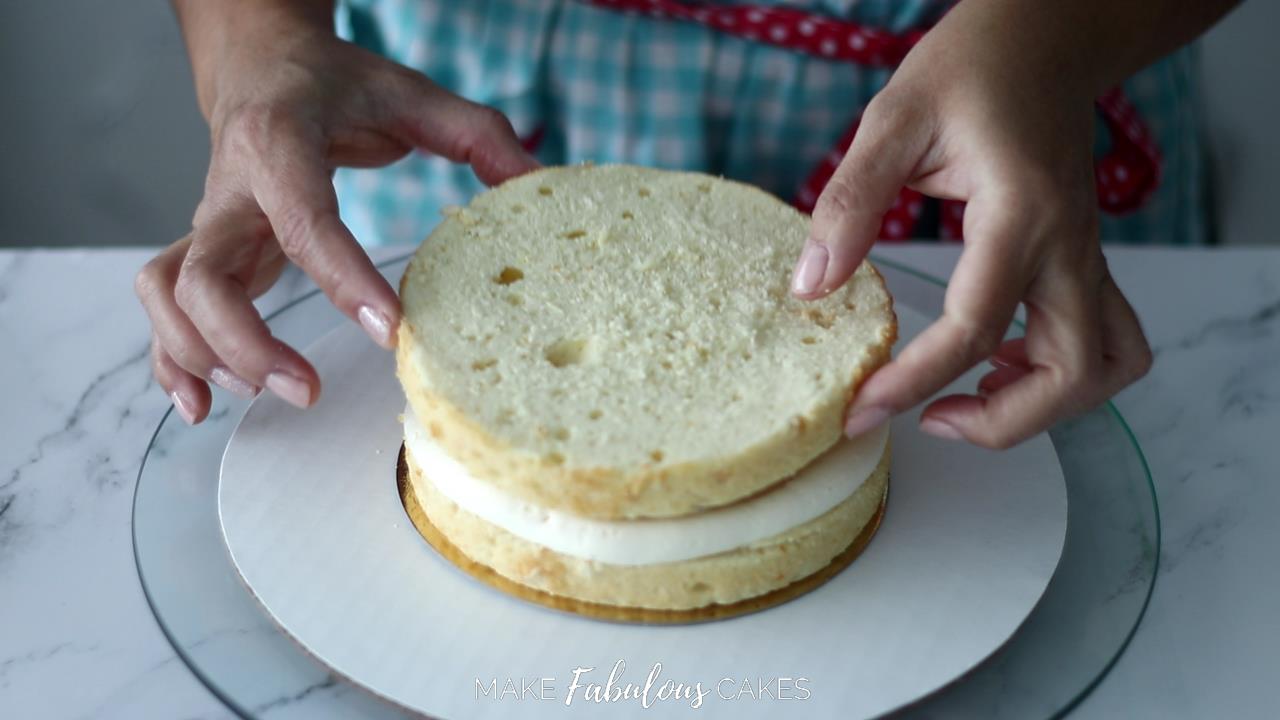 topping with cake