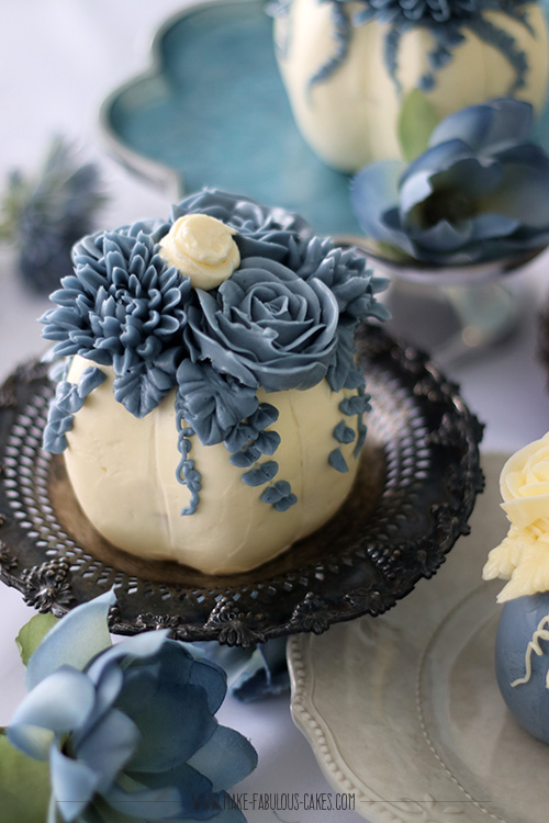 Pastel mini pumpkin cakes