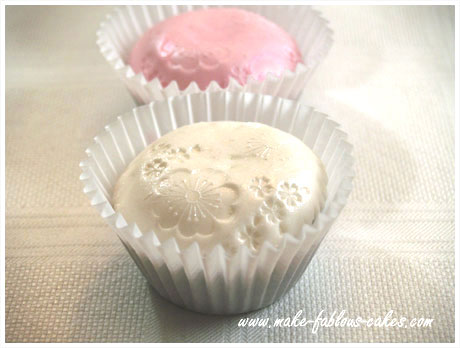 fondant covered cupcakes